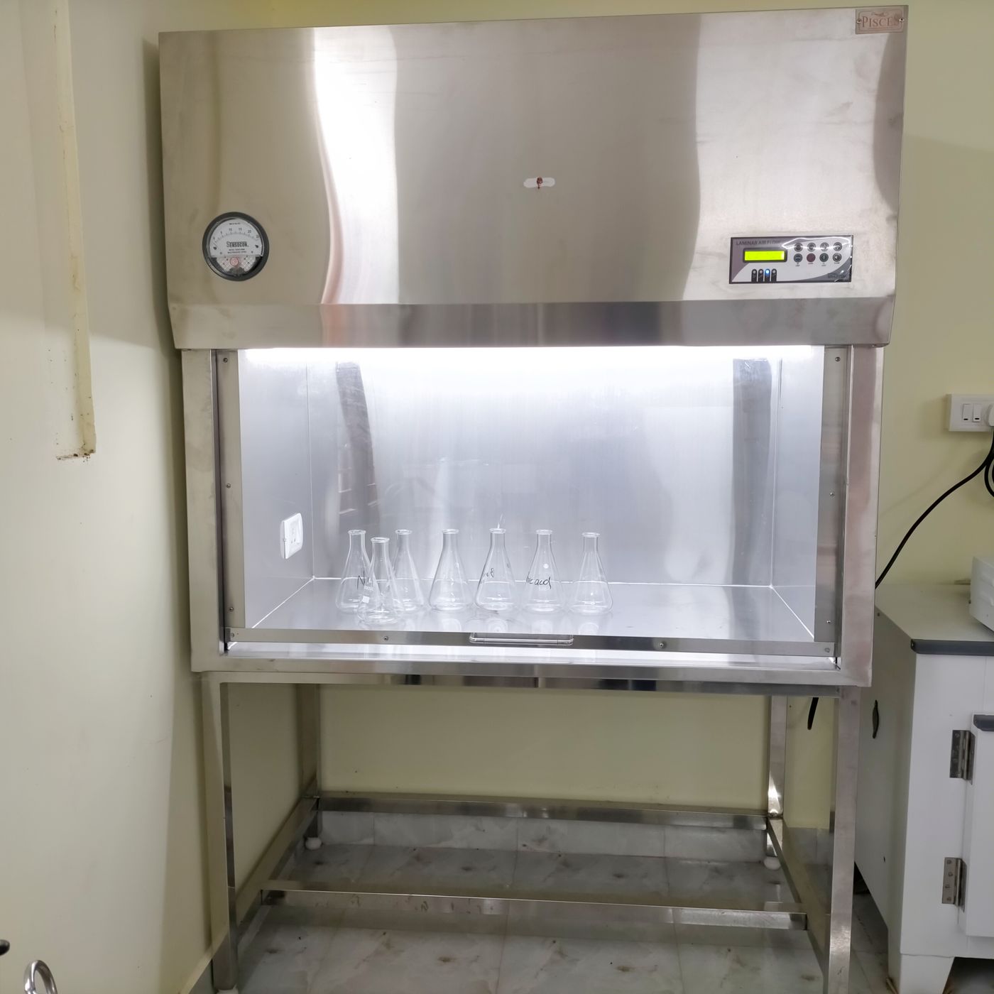 Laminar airflow cabinet in the Nutrialgo laboratory
